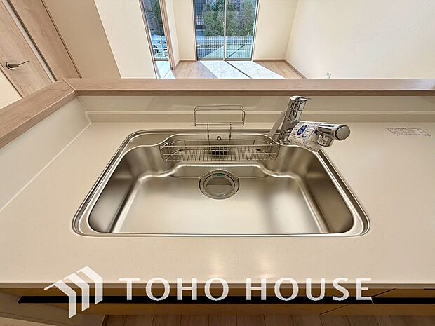 浄水器ボタンひとつで浄水と原水に切り替えられる浄水器一体型水栓を使用。