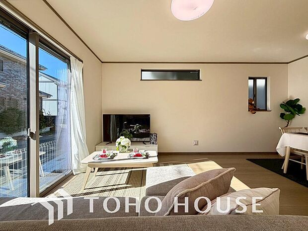 明るく穏やかな空気の中で飲んだり、食べたり、笑ったり。一日の中で多くの時間を過すことになるリビング。