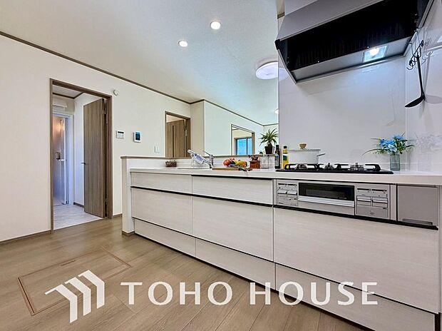 充実した収納スペースを搭載したシステムキッチンは、日々の家事がはかどります。