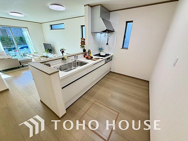 大型の冷蔵庫やレンジボードもしっかり置ける広々としたキッチンスペース。