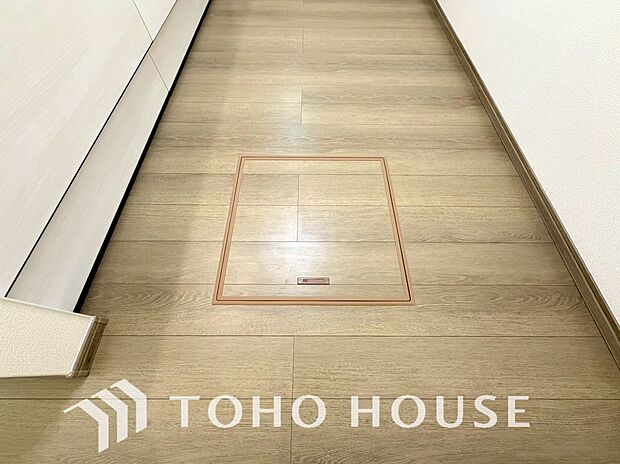 スペースを上手く活用した床下収納はあると何かと便利。食料のストック品はもちろん、掃除用具など。