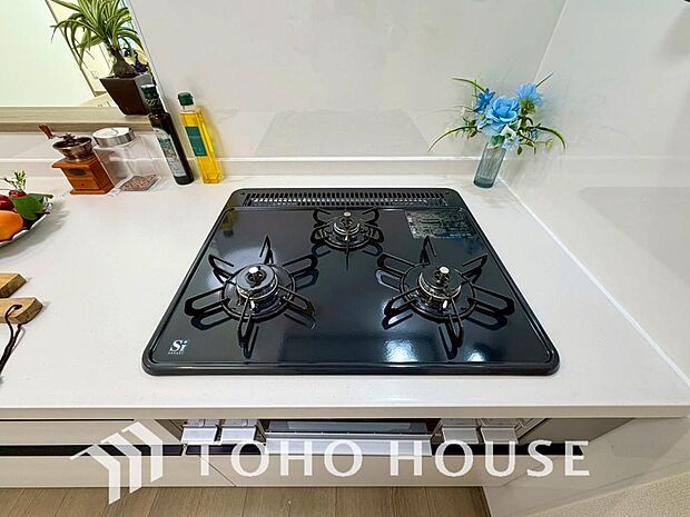 3口コンロは一度に複数のお料理を作ることができるメリットがあります。毎日のキッチンタイムを効率よく。