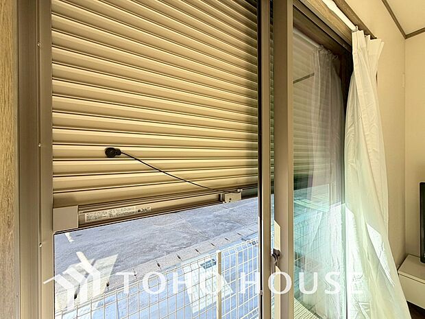 防犯機能のシャッターを完備しております。寒い冬でも中から開閉が可能ですのでラクラク便利。