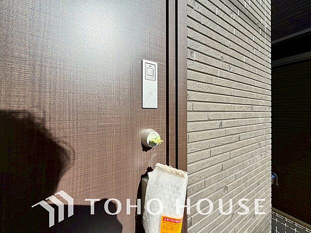 合鍵防止・オートロック設定など防犯性も高く、手がふさがっていても開錠できるスマートキー。