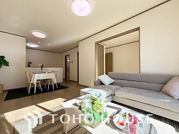 光と風があふれる開放的なリビングダイニングには自然と家族みんなが集まってきます。