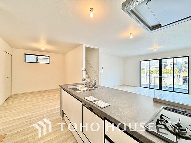 大型の冷蔵庫やレンジボードもしっかり置ける広々としたキッチンスペース。