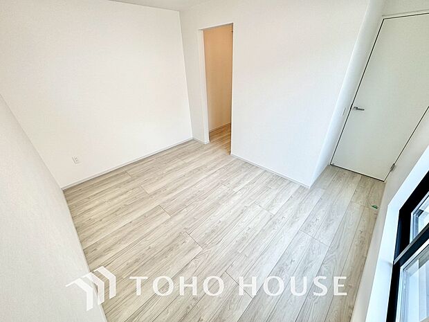 清潔感あるホワイトの壁紙。毎日の生活を少しでも快適に過ごして頂ける様、飽きのこない雰囲気が大切です。