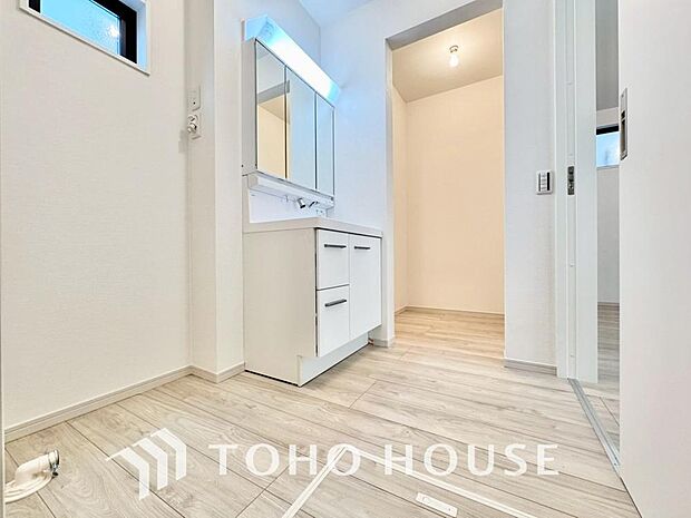 平日の朝であっても、落ち着きとくつろぎを感じられる空間。気持ちよく身だしなみを整えられます。