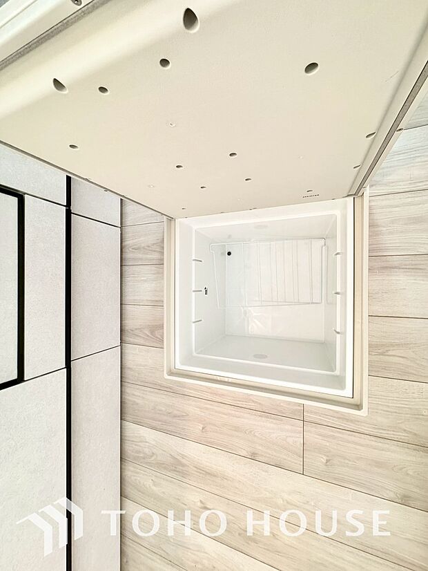 スペースを上手く活用した床下収納はあると何かと便利。食料のストック品はもちろん、掃除用具など。