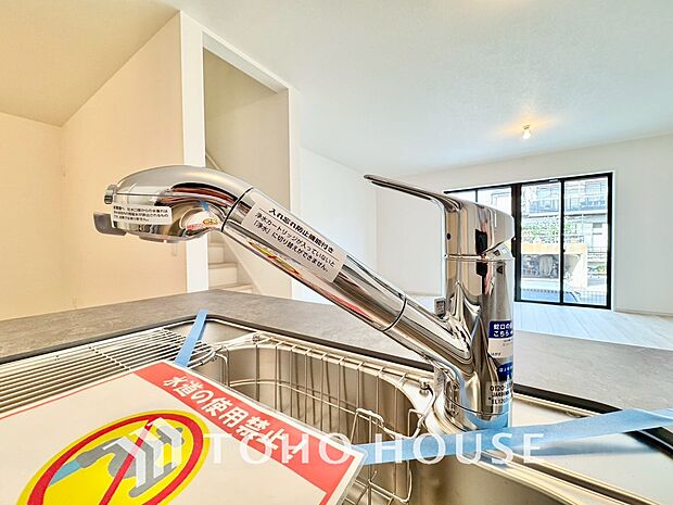 「浄水器一体型水栓」ボタンひとつで浄水と原水に切り替えられる浄水器一体型水洗を使用。お米を炊いたりする際には浄水機能をつかうこともできて、人気の商品です。