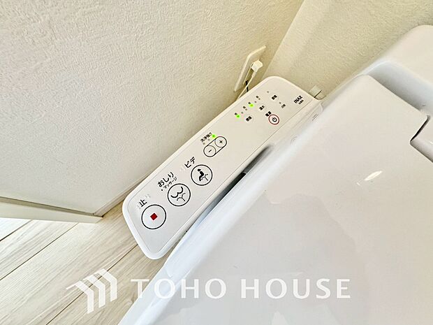 「温水洗浄機能付きトイレ」温水で洗浄できるので肌への負担を軽減できます。便座も温かく出来るので冷たくてヒヤッとすることもカバーを用意する必要もありません。汚れたときにはサッと拭けて常に清潔を保てます。