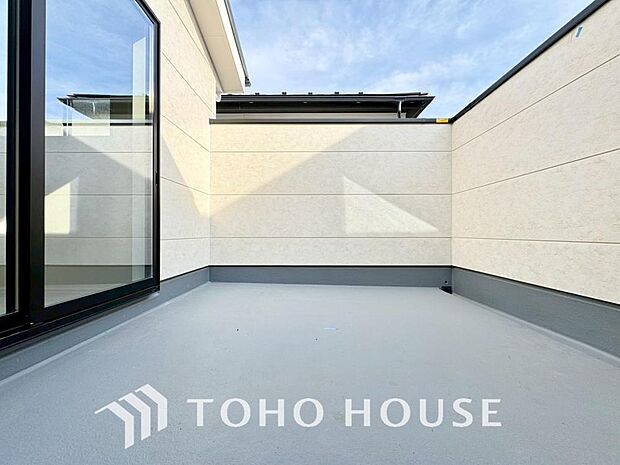 暖かい陽ざしが差込むバルコニー。晴れた日には、洗濯物が良く乾きます。風通しも良好です。