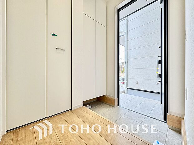 毎日みんなを見送り、そして迎え入れる場所だから。帰りたくなる家をテーマに設計した、自慢の玄関です。