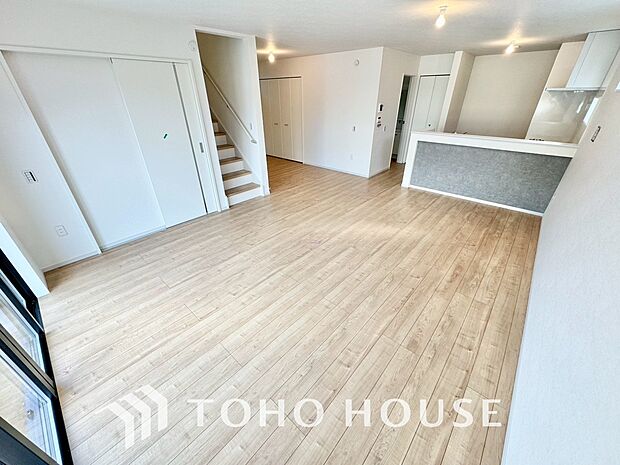 大型の冷蔵庫やレンジボードもしっかり置ける広々としたキッチンスペース。