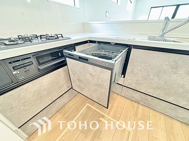 ビルトイン食洗機。高温のお湯や高圧水流を使うことにより汚れを効果的に落とすことができます。