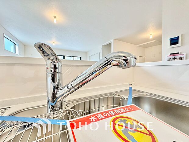 「浄水器一体型水栓」ボタンひとつで浄水と原水に切り替えられる浄水器一体型水洗を使用。お米を炊いたりする際には浄水機能をつかうこともできて、人気の商品です。