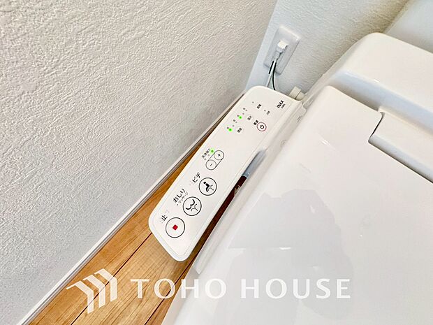 「温水洗浄機能付きトイレ」温水で洗浄できるので肌への負担を軽減できます。便座も温かく出来るので冷たくてヒヤッとすることもカバーを用意する必要もありません。汚れたときにはサッと拭けて常に清潔を保てます。