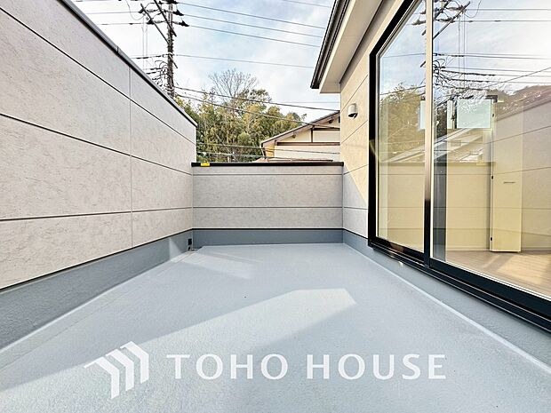 暖かい陽ざしが差込むバルコニー。晴れた日には、洗濯物が良く乾きます。風通しも良好です。