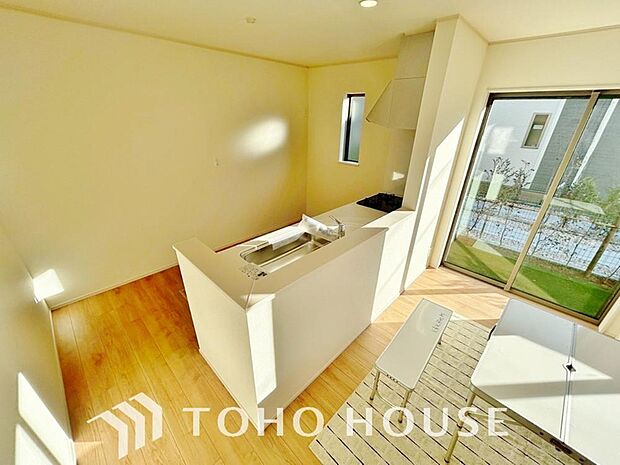 ご家族みんなで調理ができる位のスペースを実現したキッチン空間となっております。