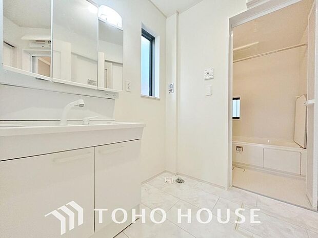 お家の中でも特にプライベートスペースとなる洗面所は、洗濯場所と浴室を同じ空間でまとめております。