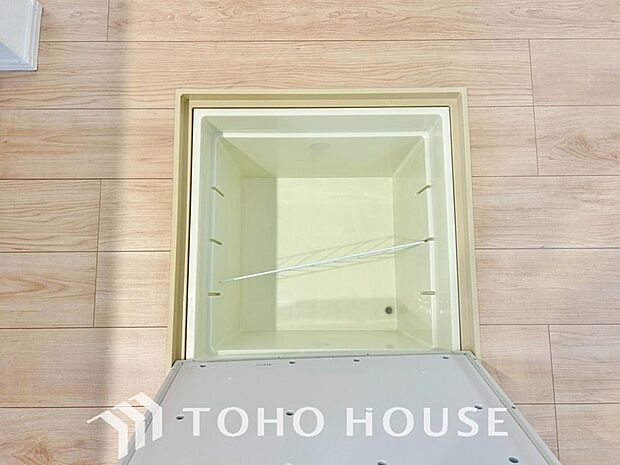 キッチン下部に設けた床下収納は、缶詰のストックや非常食、梅酒や味噌などの保存食入れとしての他、卓上プレートや季節家電などの物を仕舞うことが出来る便利な収納。