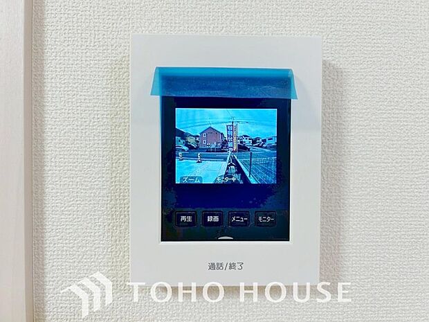 誰が来てもわかる様にモニター付きインターホンを設置。家事導線を考慮した個所に設置し、防犯性と利便性に優れ快適と安らぎを合わせた優しい設計。