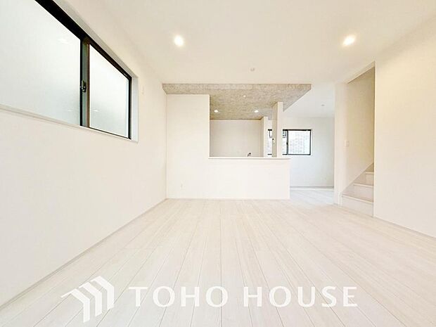 明るく穏やかな空気の中で飲んだり、食べたり、笑ったり。一日の中で多くの時間を過すことになるリビング。