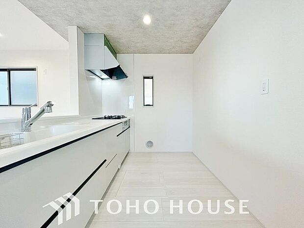 家族みんなでゆったりと調理や食事の準備ができる十分な広さを確保した、快適なキッチンスペース。