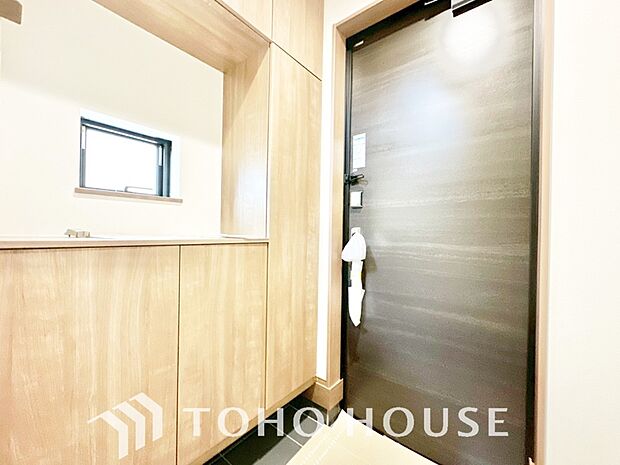 毎日みんなを見送り、そして迎え入れる場所だから。帰りたくなる家をテーマに設計した、自慢の玄関です。