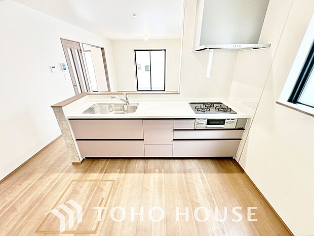 広々キッチンを採用。みんなで作った料理を召し上がりながらの会話は、どのような物になるのでしょうか。