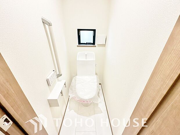 十分な広さと清潔感のあるカラーで纏まったおトイレ。時間に余裕とゆとりを持たせます。