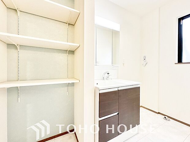 手で洗いたい大切な服など、広く使えると助かる洗面台は汚れの付きにくい形状と素材で造られております。