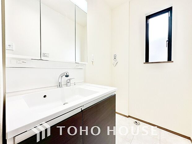 身だしなみのチェックがしやすい大きな鏡、下には収納がたっぷり。スッキリとした空間を演出いたします。