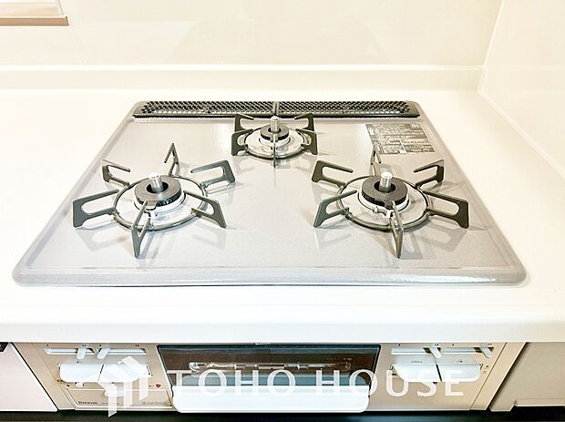 3口コンロは一度に複数のお料理を作ることができるメリットがあります。毎日のキッチンタイムを効率よく。