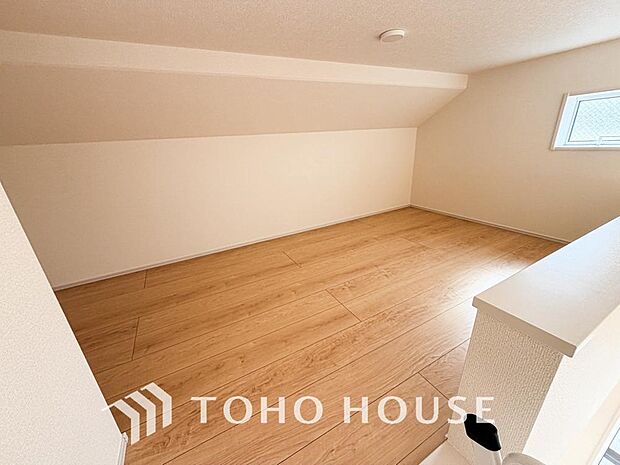 建物内部の収納には拘りました。共有部分に設けた収納。お荷物が多い方にも安心です。