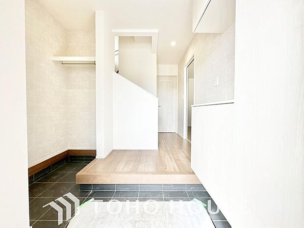 玄関そばの廊下収納。日用品のストックや防災グッズを置いたりと、何かと便利に使えます。