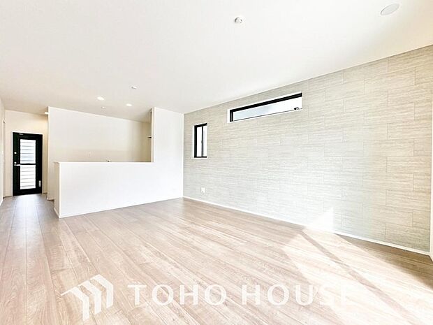 光が注がれる青い空から鮮やかに赤色にゆっくりと染まる。そんな優しい時間がここでは流れてゆく。