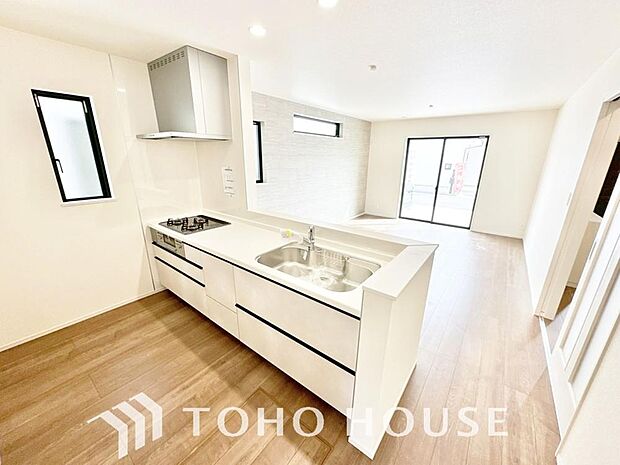 ご家族みんなで調理ができる位のスペースを実現したキッチン空間となっております。