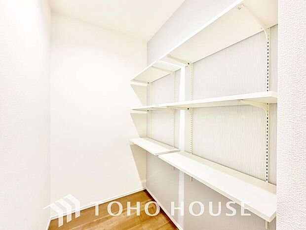 キッチン横にはパントリーを完備。ついつい買いすぎてしまった日用品や食料品のストックなどに。