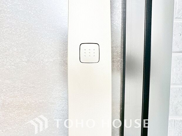 ICチップを用いたカードやボタンなどで玄関扉の鍵の施錠・解錠が出来る設備。