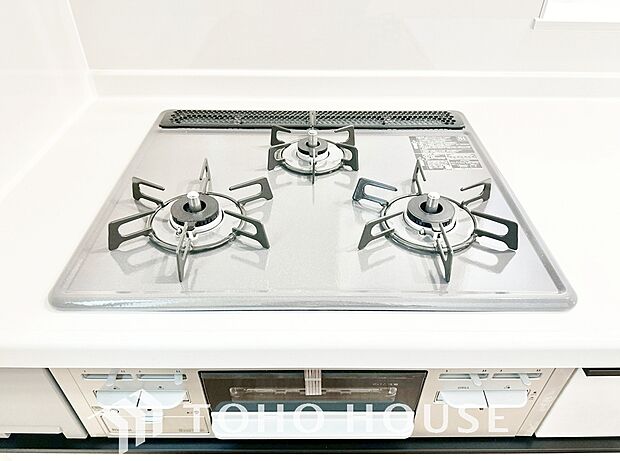 3口コンロは一度に複数のお料理を作ることができるメリットがあります。毎日のキッチンタイムを効率よく。