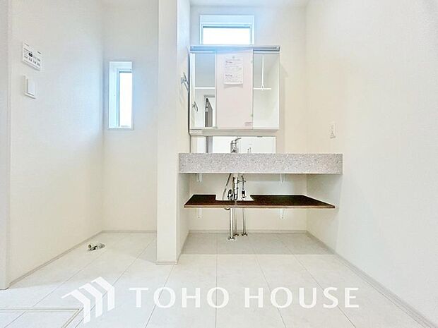 平日の朝であっても、落ち着きとくつろぎを感じられる空間。気持ちよく身だしなみを整えられます。