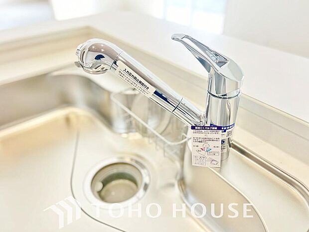 浄水器ボタンひとつで浄水と原水に切り替えられる浄水器一体型水栓を使用。