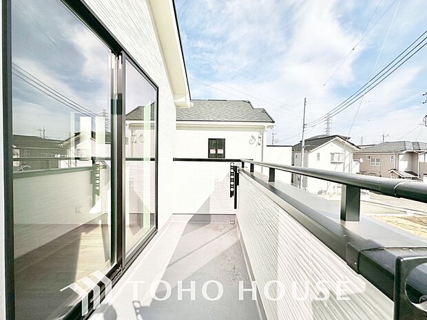 頬をなでる優しい風を感じることが出来るバルコニー。つい深呼吸をしたくなる気持ちの良い眺望です。