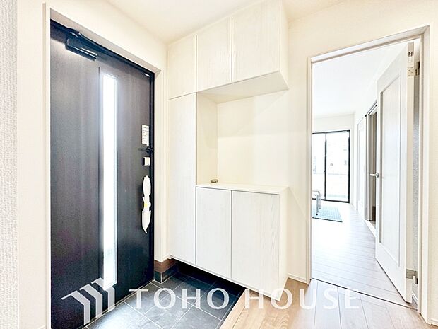 広々とした玄関スペースは何かと重宝します。ベビーカーも楽々置けるゆったりスペースが魅力です。