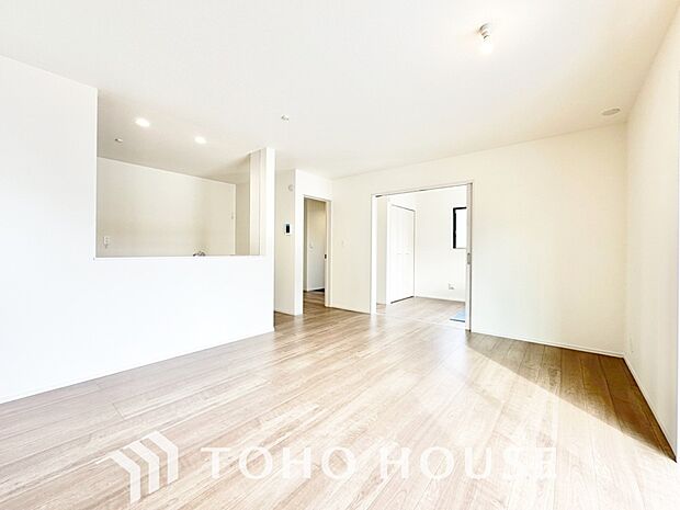 リビングも広く設け、訪れる人々を暖かく迎えてくれます。