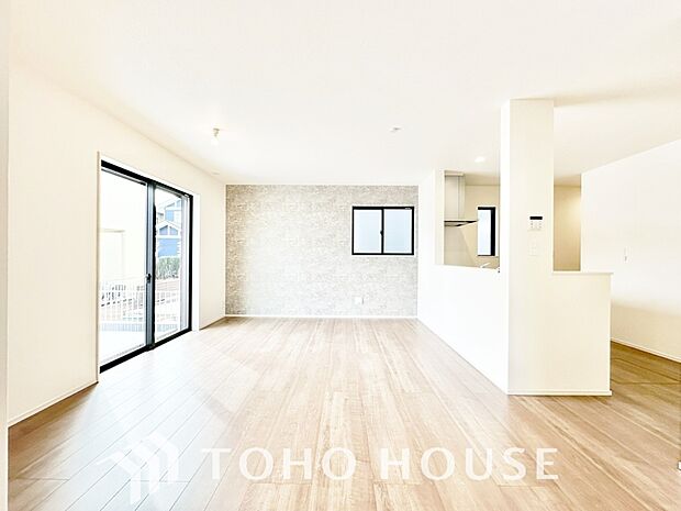 光が注がれる青い空から鮮やかに赤色にゆっくりと染まる。そんな優しい時間がここでは流れてゆく。