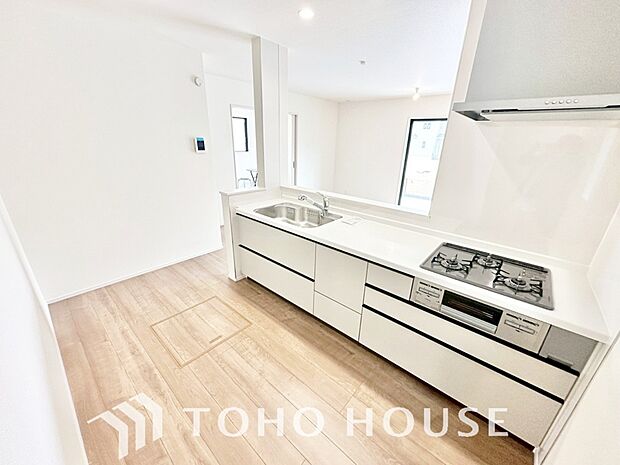 夫婦そろってキッチンに立っても調理がしやすく余裕の広さ。家事をしながら会話も弾みます。