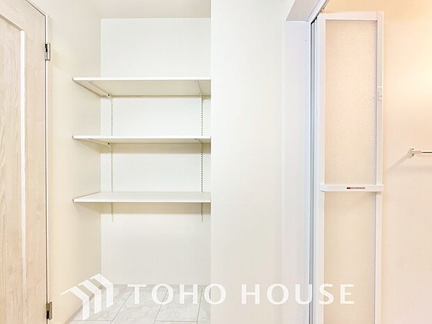 身だしなみのチェックがしやすい大きな鏡、下には収納がたっぷり。スッキリとした空間を演出いたします。