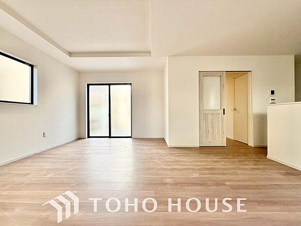 リビングも広く設け、訪れる人々を暖かく迎えてくれます。